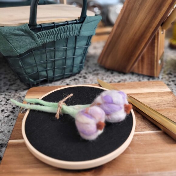 Vegetables on Embroidery Hoops | Handmade | Wool Needle Felting 1 Piece: Garlic - Picture 3 of 10